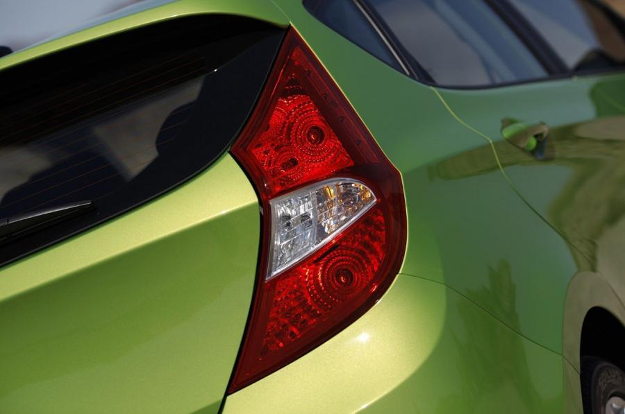  Hyundai Accent Green 2012 года  (фото 22 из 27)